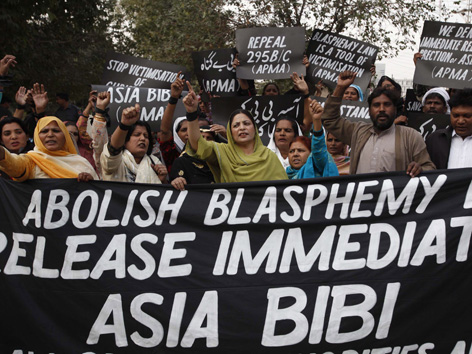 Menschen demonstrieren für die Freilassung von Asia Bibi und die Abschaffung des Blasphemie-Gesetzes
