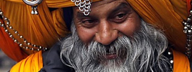 Ein Sikh mit großem Turban und üppigem Bart