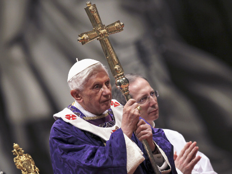 Papst Benedikt XVI. trägt ein Kreuz während der Aschermittwochs-Liturgie 2013