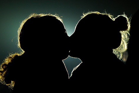 Umriss zweier Frauen, die sich küssen