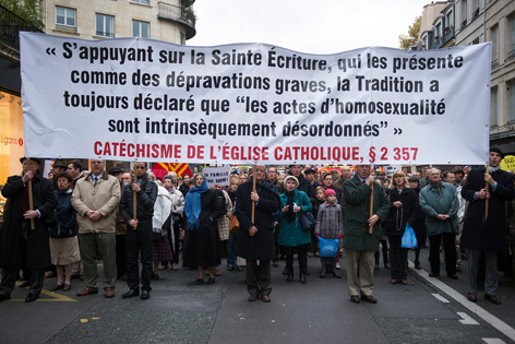 Demonstranten mit großem Transparent  protestieren gegen das Gesetz zur Homo-Ehe