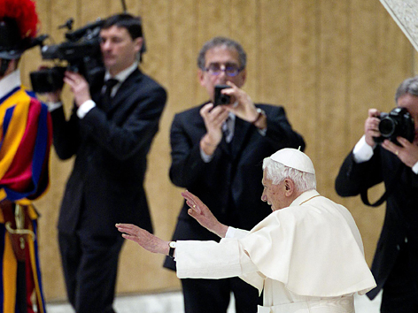 Papst Benedikt XVI. verlässt die Generalaudienz am Aschermittwoch