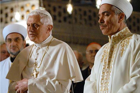 Papst Benedikt XVI. bei seinem Besuch der Blauen Moschee in Istanbul 2006