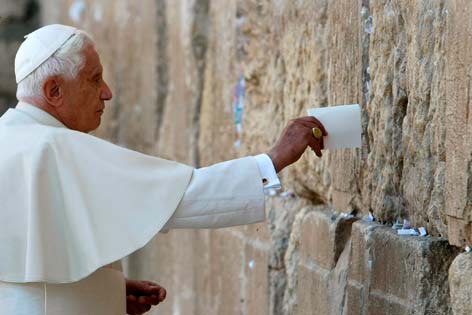 Papst Benedikt XVI. bei der Klagemauer in Jerusalem 2009