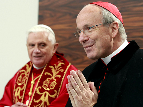 Kardinal Christoph Schönborn, im Hintergrund Papst Benedikt XVI.