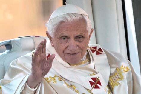 Der scheidende Papst Benedikt XVI. winkend