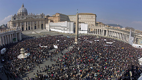 Zehntausende Gläubige waren am 17. 02. 2013 zum Angelus-Gebet am Petersplatz gekommen.