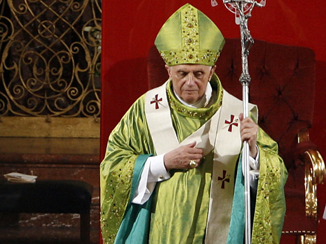 Benedikt XVI. in grüner Robe