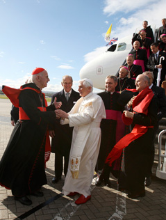 Papst Benedikt XVI. wird bei seinem England-Besuch 2010 von Kardinal Keith O'Brien empfangen