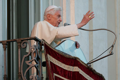 Benedikt XVI. segnet vom Balkon in Gandolfo aus