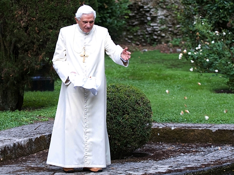 Papst Benedikt XVI. an einem Teich in Castel Gandolfo