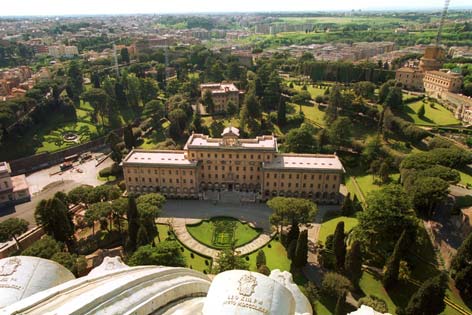 Blick von der Kuppel des Petersdoms auf die Vatikanischen Gärten