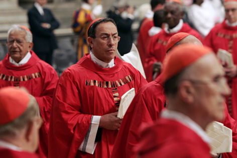 Kardinal Oscar Andres Rodriguez Maradiaga vor dem Konklave 2005