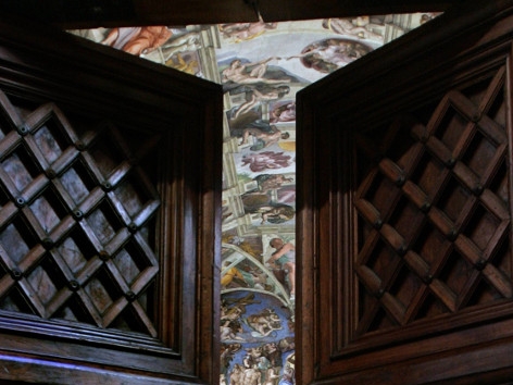 Blick durch die fast geschlossenen Türen der Sixtinischen Kapelle auf das berühmte Deckenfresko