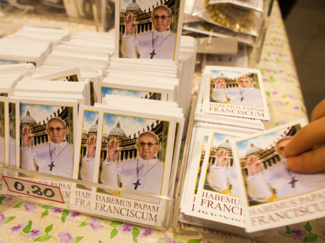 Bilder von Papst Franziskus in einem Geschäft im Vatikan