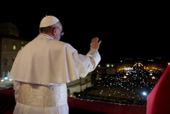 Papst Franziskus bei seinem ersten Auftritt auf der Loggia des Petersdoms