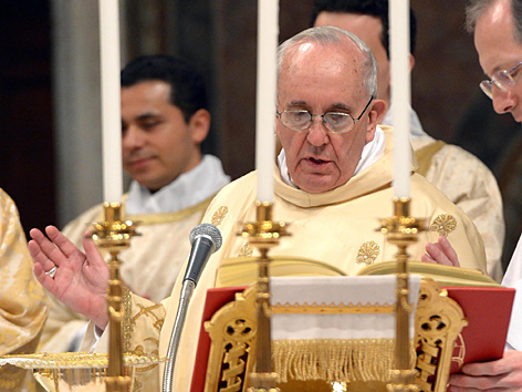 Papst Franziskus liest die Messe in der Peterskirche
