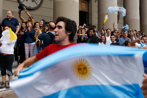 Menschen in Buenos Aires freuen sich über "ihren" argentinischen Papst
