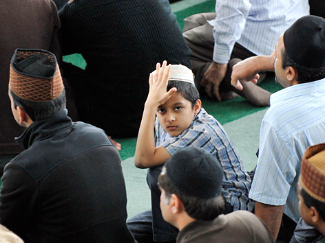 Muslime beten in einer englischen Moschee