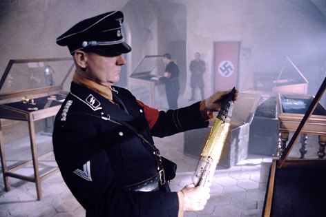 Schauspieler als Nazi-Soldat mit der Heiligen Lanze