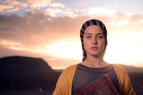 Schauspielerin als Maria Magdalena vor Wüsten-Hintergrund