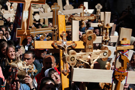 Gläubige tragen Holzkreuze bei der Karfreitagsprozession in Jerusalem