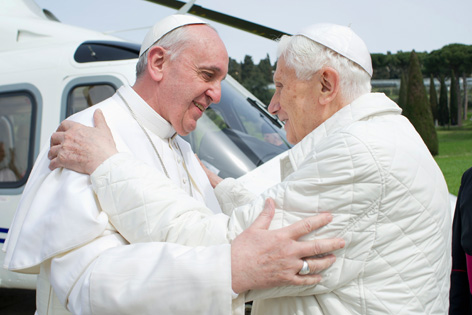 Papst Franziskus und der emeritierte Papst Joseph Ratzinger umarmen sich bei ihrem ersten Aufeinandertreffen