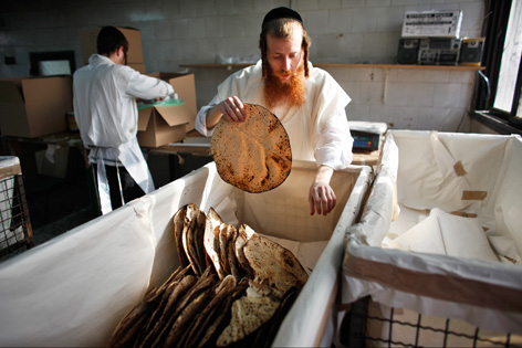 Ein orthodoxer Jude in Israel beim Backen des ungesäuerten Brots für das Pessach-Fest