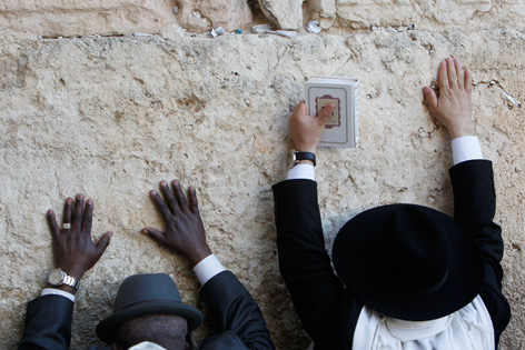 Zwei betende jüdische Männer an der Klagemauer in Jerusalem
