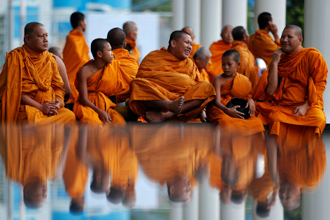 Buddhistische Mönche unterhalten sich