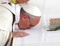 Papst Franziskus küsst während des Ostergottesdiensts den Altar am Petersplatz