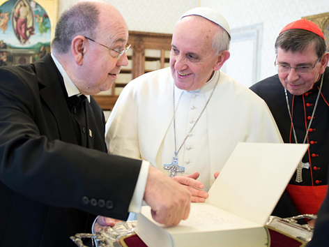 EKD-Ratsvorsitzender Nikolaus Schneider mit Papst Franziskus, rechts der Schweizer Kardinal Kurt Koch