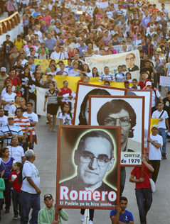 Menschenmenge mit Romero-Plakaten