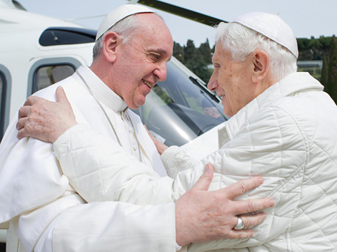 Papst Franziskus und Benedikt XVI. umarmen einander