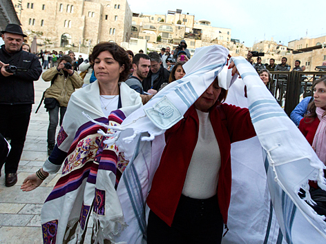 Frauen mit Gebetsschals an der Klagemauer in Jerusalem