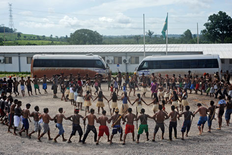 Indigene Brasilianer tanzen bei einer Belagerung einer Baustelle des Belo Monte Staudamms