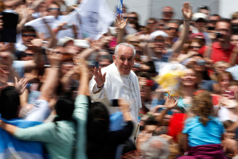 Papst Franzsikus, umgeben von einer Menschenmenge nach dem Pfingstgottesdienst am Petersplatz