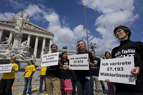 Aktivstinnen und Aktivisten demonstrieren vor dem Parlament in Wien gegen die Kürzung des EZA-Budgets