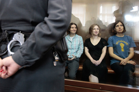 Die drei verurteilten Mitglieder der Band Pussy Riot, Jekaterina Samuzewitsch, Marija Aljochina  und Nadeschda Tolokonnikowa
