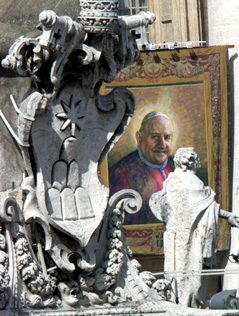 Bild von Johannes XXIII. bei seiner Seligsprechungszeremonie auf dem Petersplatz im Jahr 2000