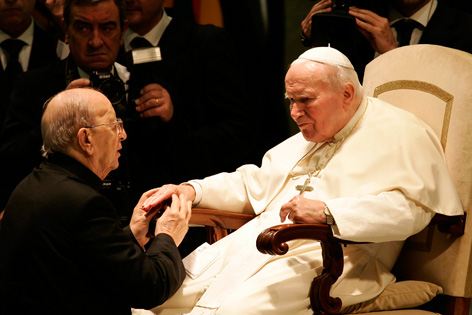 Marcial Maciel Degollado kniet vor Papst Johannes Paul II.