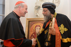 Kopten-Past Tawadros II. mit Kardinal Christoph Schönborn händeschüttelnd