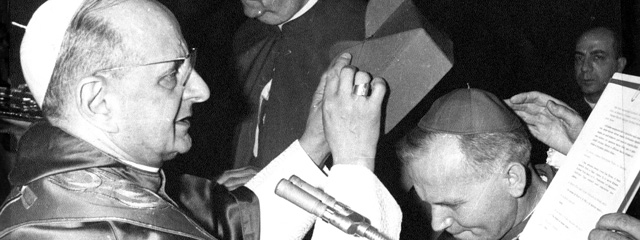 Papst Paul VI. setzt Karol Wojtyla, dem späteren Papst Johannes Paul II., den Kardinalshut auf