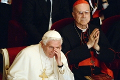 Papst Benedikt XVI. und Kardinalstaatssekretär Tarcisio Bertone