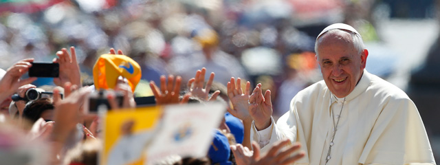 Papst Franziskus, umgeben von einer Menschenmenge
