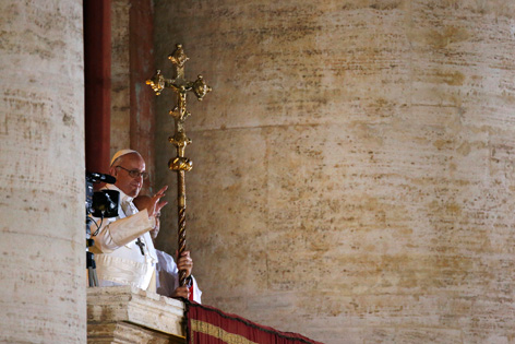 Papst Franziskus direkt nach seiner Wahl auf der Loggia des Petersdoms