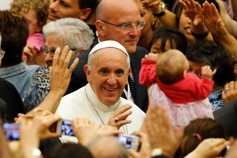 Papst Franziskus umgeben von einer Menschenmenge
