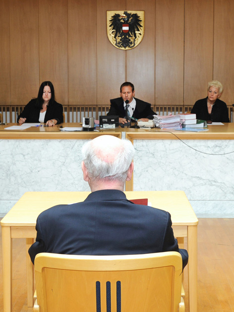 Der angeklagte Ex-Konviktsdirektor des Stifts Kremsmünster von hinten vor dem Richter