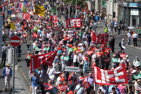 Demonstranten in Dublin gegen ABtreibungsgesetz mit Transparenten: "LIFE" und "I AM PRO LIFE"