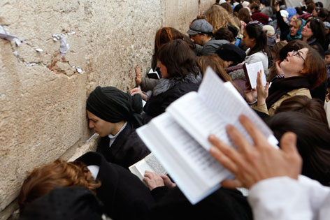 Betende Frauen an der Klagemauer in Jerusalem